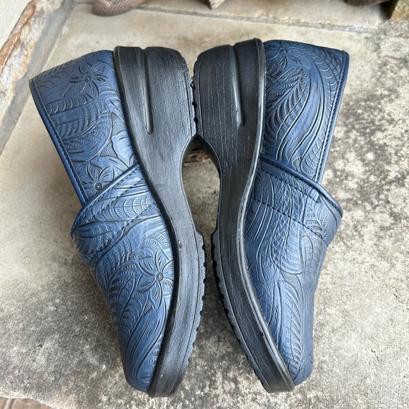 Navy Embossed Slip-On Shoes by Easy Street Lyndee Slip Resistant clogsSz-7.5W. L - Picture 5 of 13